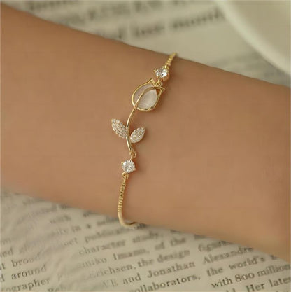🌷 Pulsera Tulipán Blanca + Caja de Regalo 🎁 Un detalle elegante y delicado que hará sentir especial a esa persona que tanto quieres.