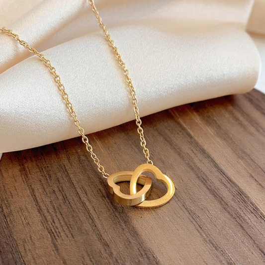 💞 Collar Corazones Entrelazados – Amor que Nunca se Rompe