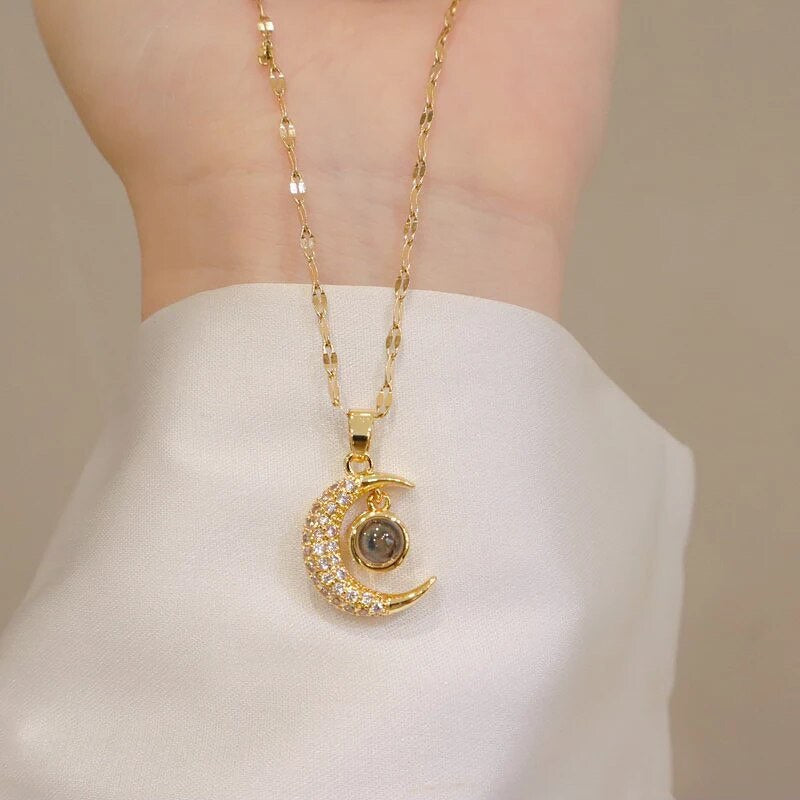 🌙✨ COLLAR LUNA “TE AMO EN 100 IDIOMAS” – EL REGALO MÁS ROMÁNTICO Y ESPECIAL ✨💖