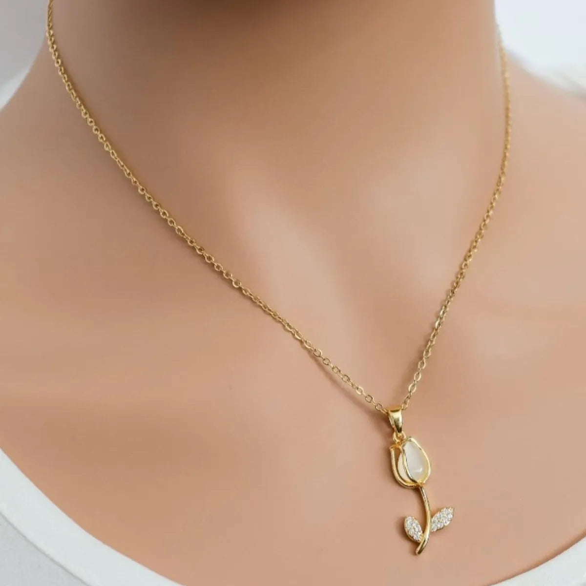 🌷 Collar Flor Tulipán + Caja de Regalo 🎁 ✨ Un collar elegante, delicado y lleno de color que hará brillar cualquier look