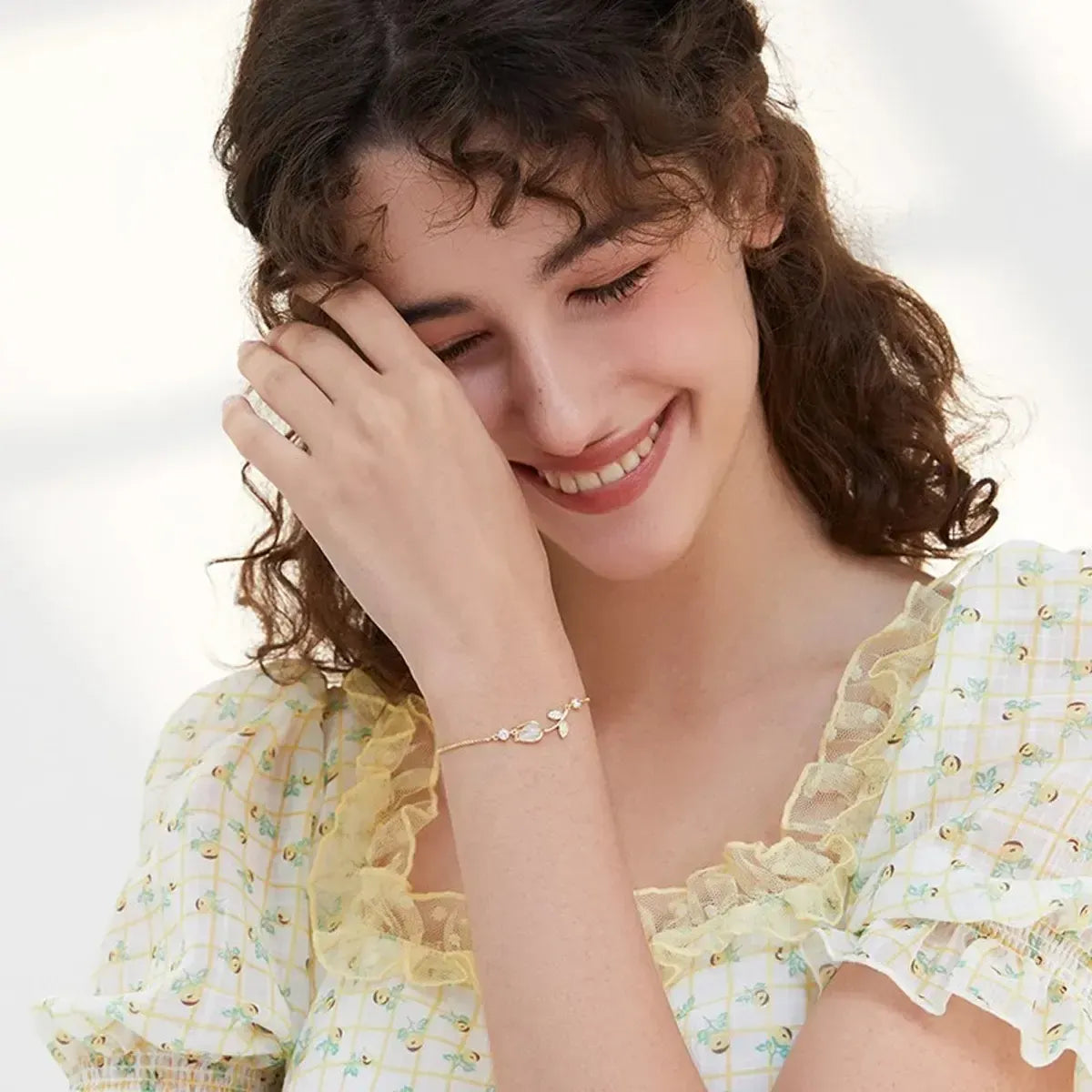 🌷 Pulsera Tulipán Blanca + Caja de Regalo 🎁 Un detalle elegante y delicado que hará sentir especial a esa persona que tanto quieres.